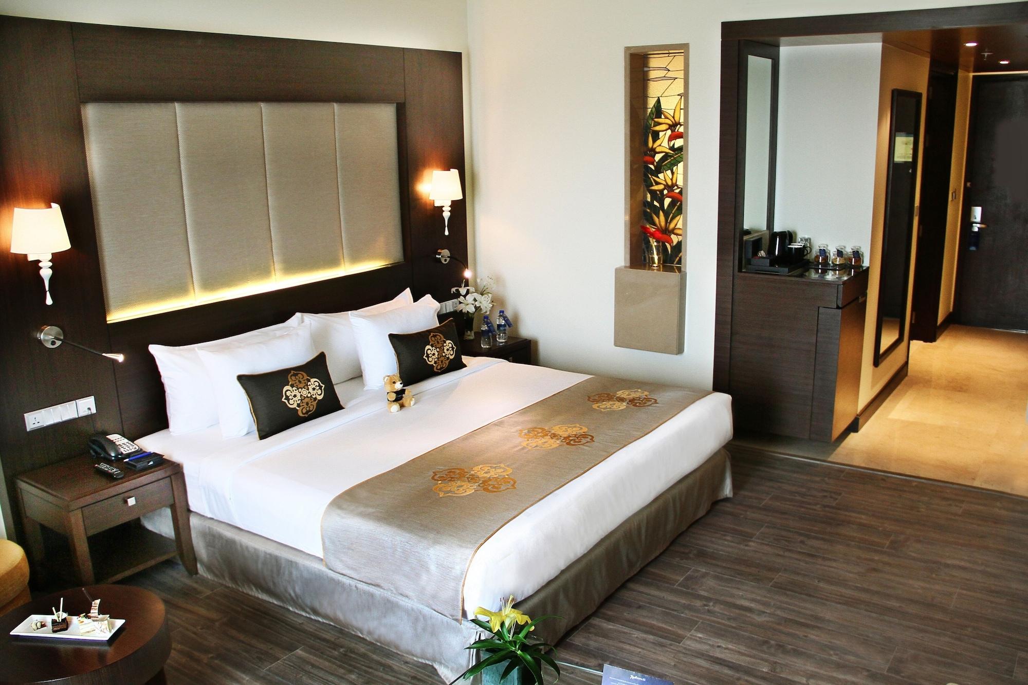Radisson Blu Plaza Hotel Mysore Exterior foto A room at the hotel